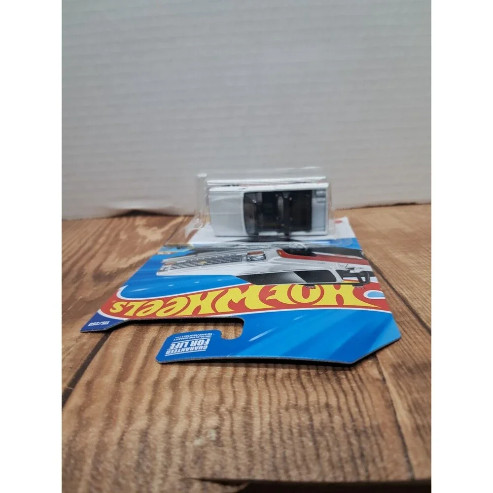 Hot Wheels '75 Chevy Blazer Custom 1:64 Diecast Truck White Red Black